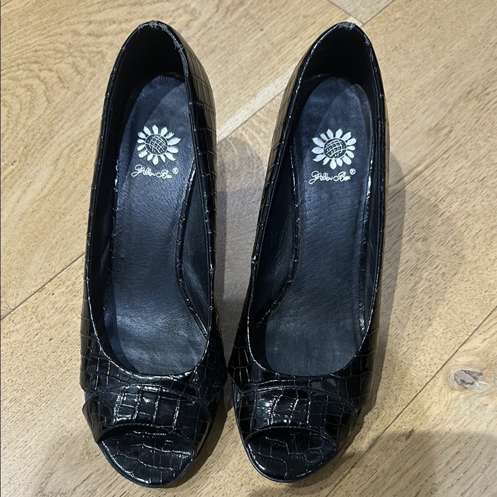Yellow Box Black Heels with Decorative Buckle